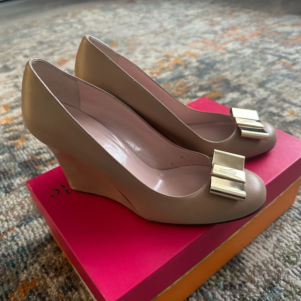 Kate Spade Tan Wedge Shoes with Gold Bow